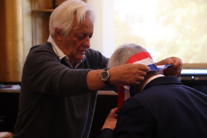 Doyen de l’assemblée, Rémi Lescoeur a remis l’écharpe tricolore à Pierre-Christophe Baguet. (©Maxime Gil / Actu Hauts-de-Seine)